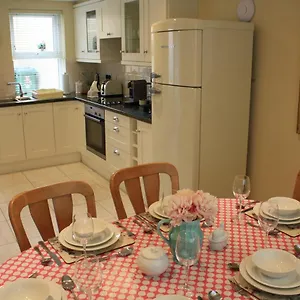 Holiday home Luxury Townhouse -Free Private Parking- 2 Bedrooms Both En-Suite -Sleeps 5 - Fully Equipped Kitchen, Dining Room- Living Room With Tv Dvd Outside Courtyard With Seating - Fast Wi-Fi- 2-Minute Walk To Town Centre Killarney